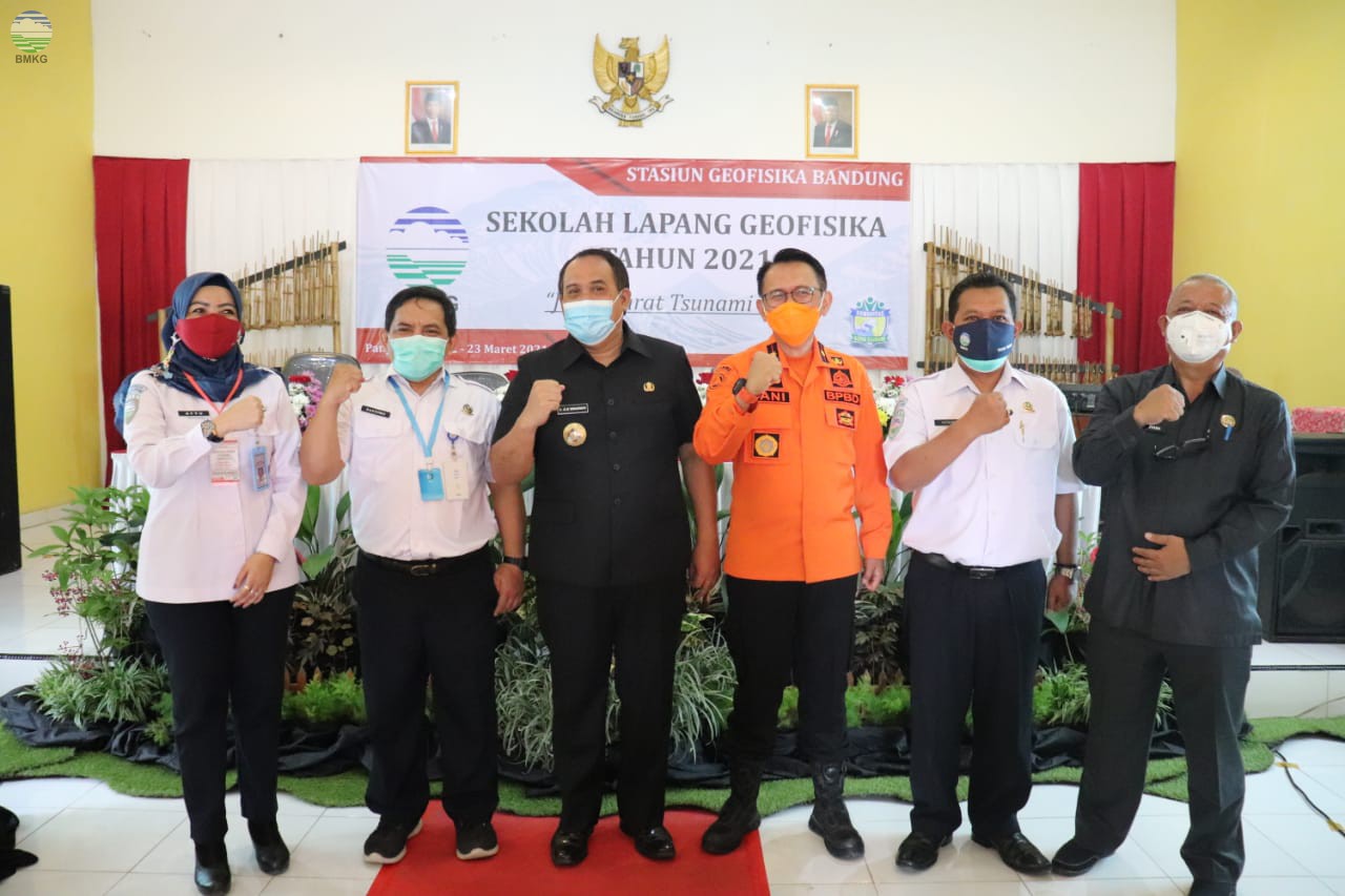 Wujudkan Masyarakat Siaga Gempabumi dan Tsunami, BMKG Bandung Gelar Sekolah Lapang Geofisika di Pangandaran