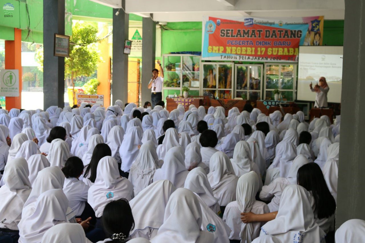 BMKG Juanda Menjadi Narasumber Sosialisasi Mitigasi Bencana Hidrometeorologi di SMP Negeri 17 Surabaya