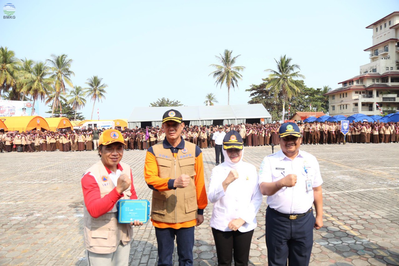 BMKG Serahkan Sensor Peringatan Dini Gempa untuk Banten dan Pandeglang