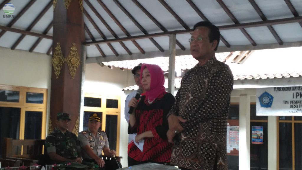 Kepala BMKG Bersama Sri Sultan Hamengkubuwono X Meninjau Pengungsian Akibat Banjir Di Kulonprogo