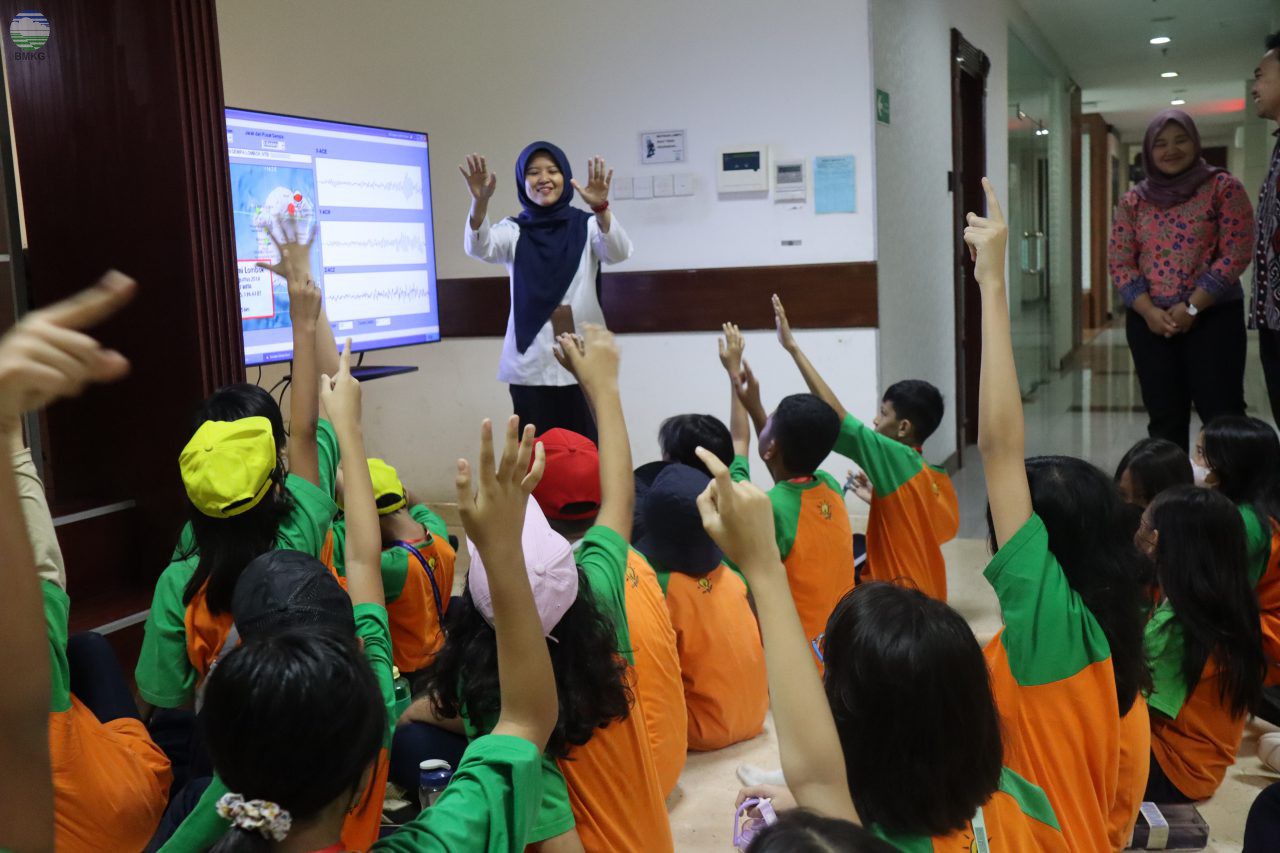 Antusiasme Siswa SD Kreativitas Anak Indonesia dalam Kunjungan Edukatif ke BMKG