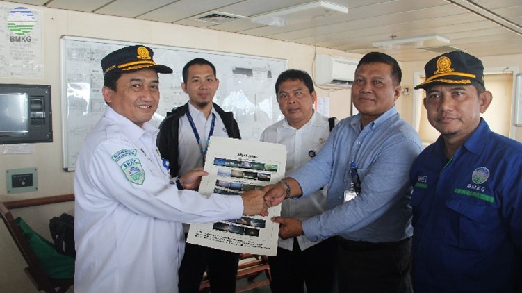 Kunjungan Bersama BMKG - PELNI ke Pelabuhan Tanjung Perak Surabaya dan Sosialisasi Pemanfaatan Data AWS Kapal (Vessel AWS) BMKG di Kapal PELNI