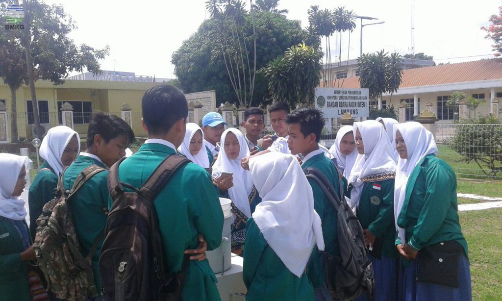 SMA Ma'Arif 03 Bumi Nabung Kab. Lampung Tengah Kunjungi Stamet Kelas I Raden Inten