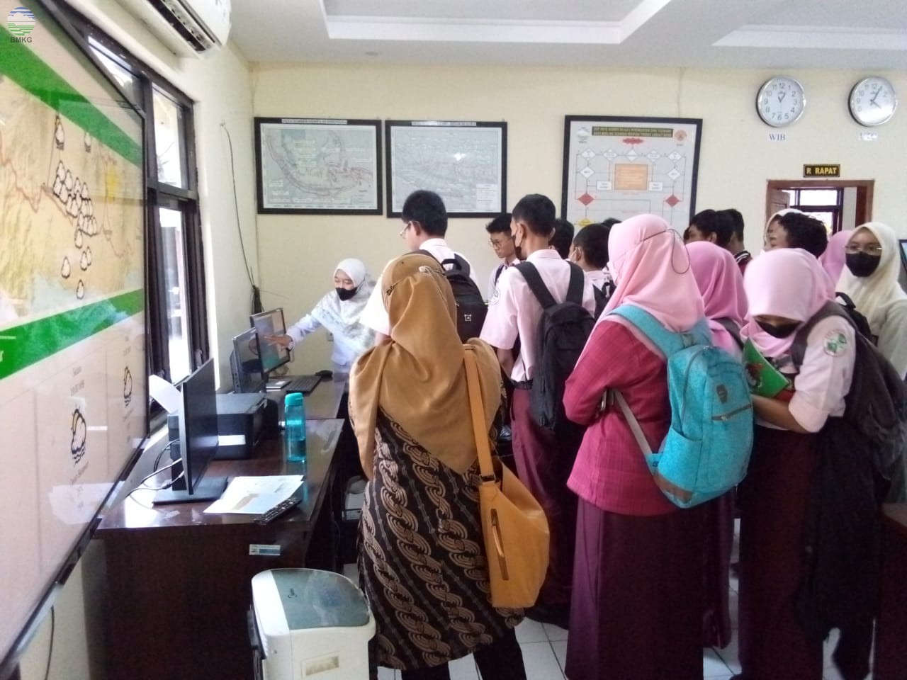  SMA N I dan SMA N 4 Kota Blitar Kunjungi Stasiun Geofisika Malang