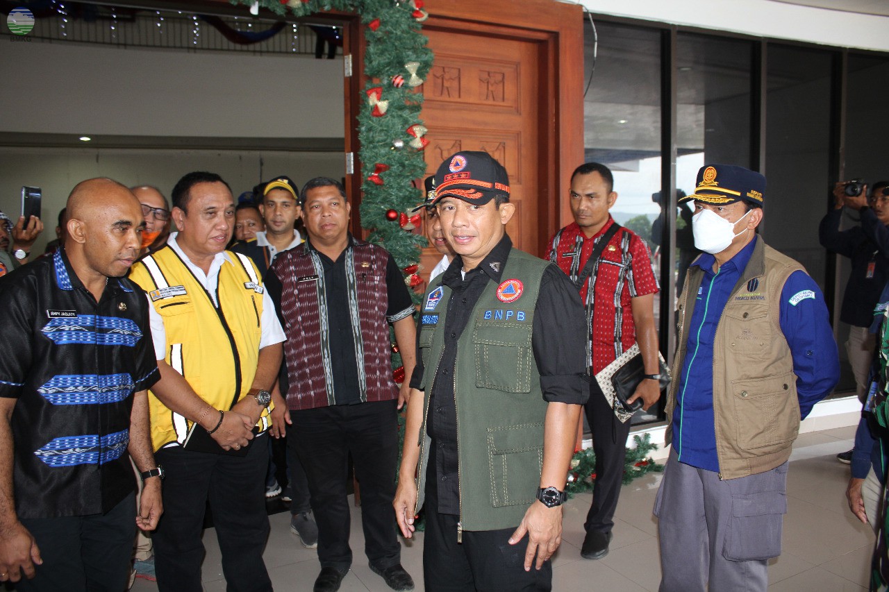 Deputi Bidang Geofisika BMKG bersama Kepala BNPB Mengunjungi Daerah Terdampak Gempabumi Maluku