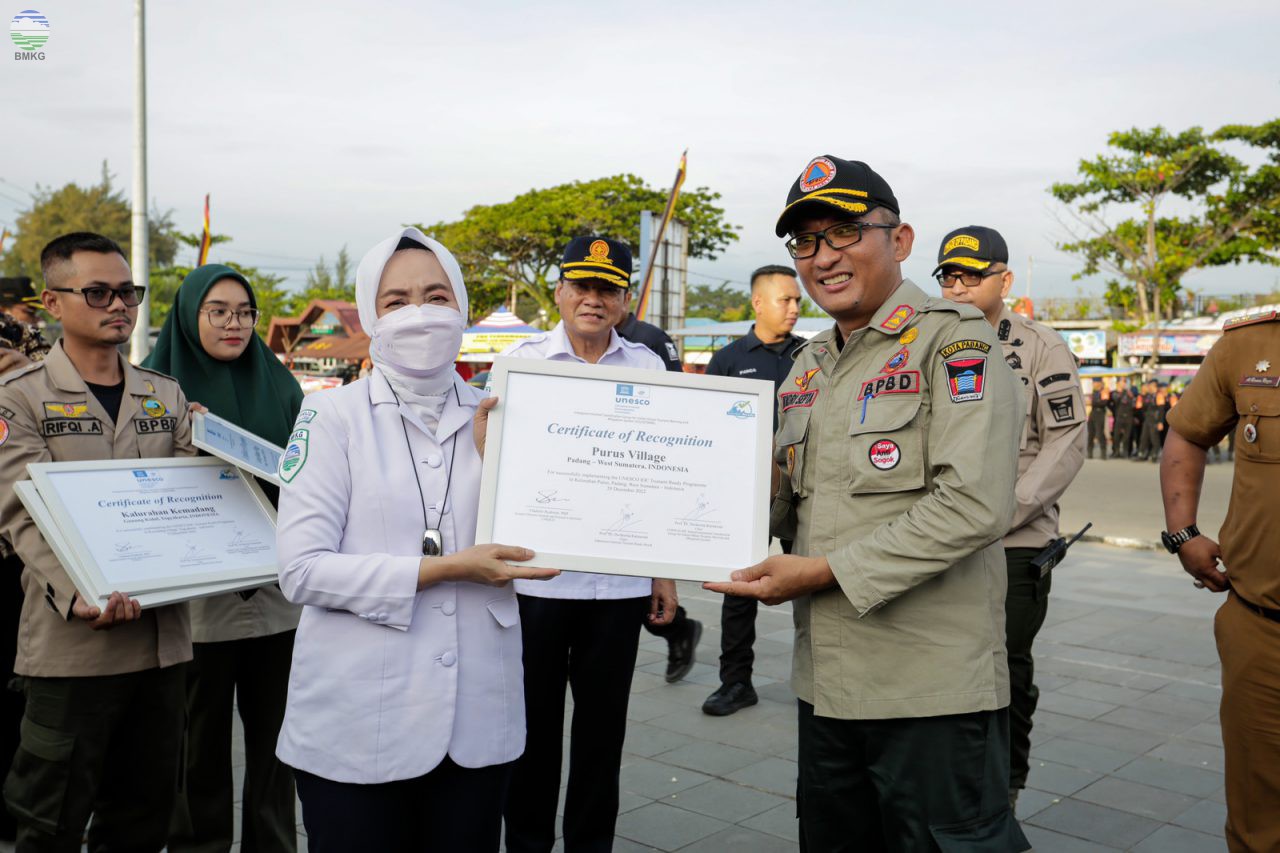 BMKG Bersama UNESCO-IOC Kukuhkan Dua Kelurahan di Padang sebagai Tsunami Ready Community