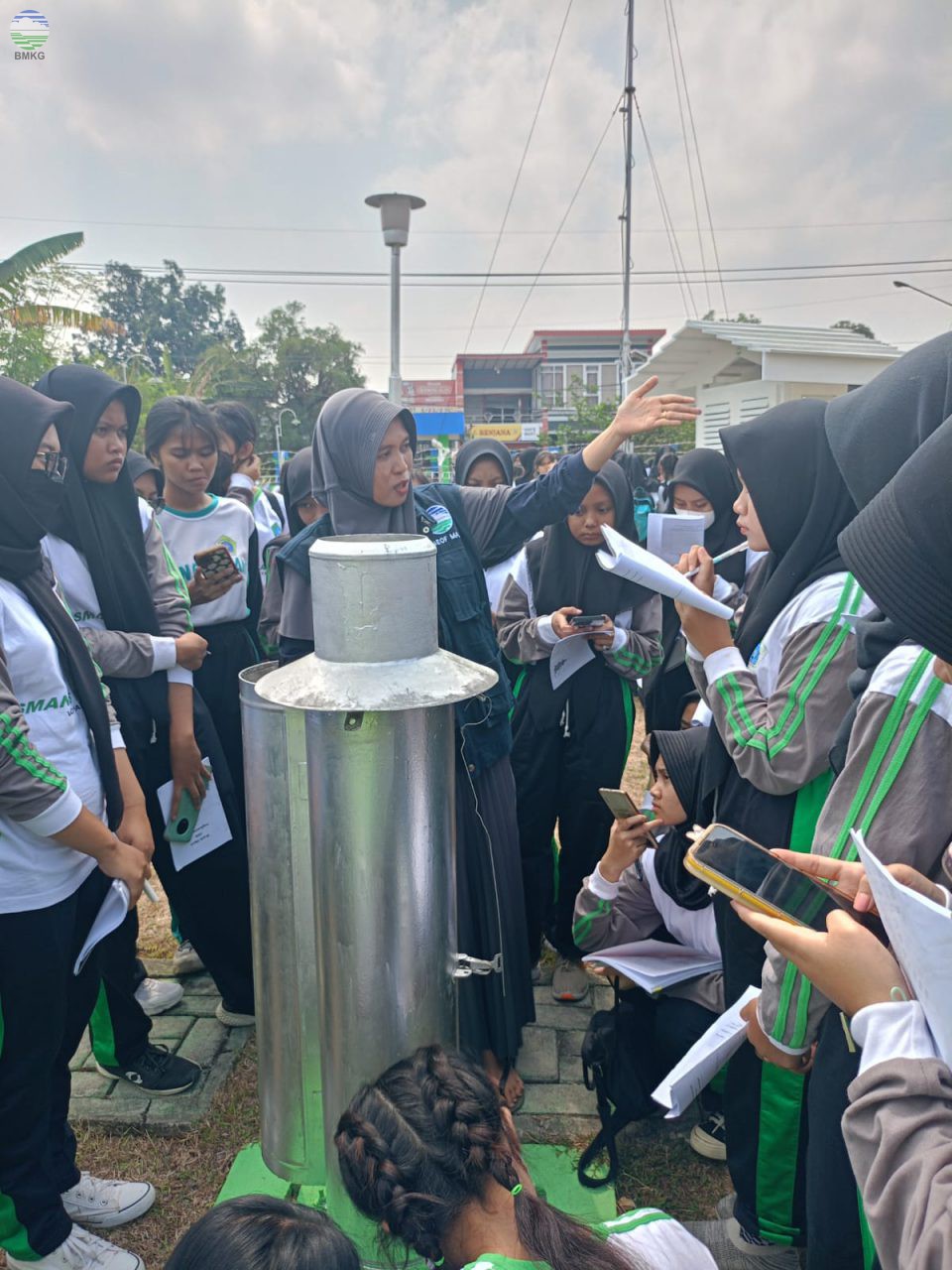 Kunjungan SMA N 6 Malang ke Stasiun Geofisika Malang