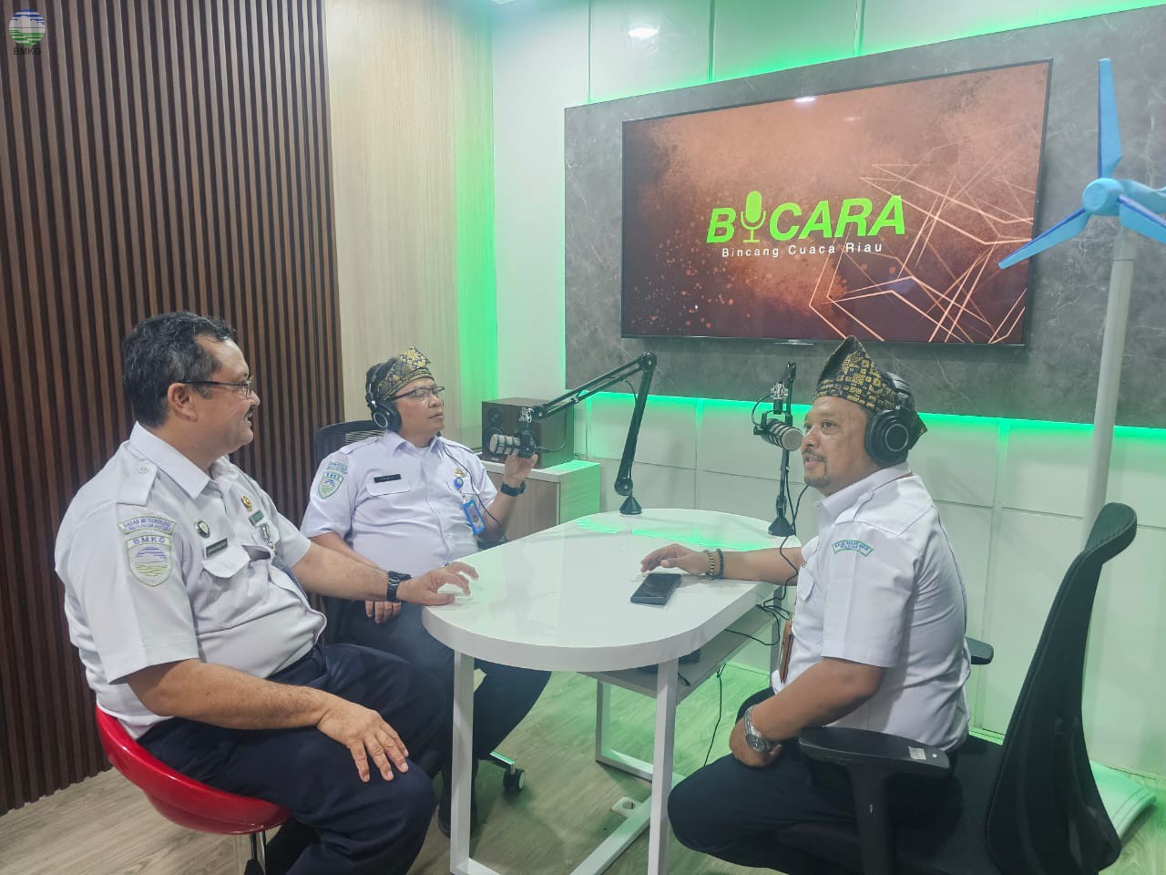Plt. Deputi Geofisika BMKG Kunjungi UPT BMKG Provinsi Riau, Resmikan Ruang Podcast