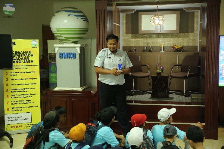 Siswa Madrasah Ibtidaiyyah Azzaroofah Memperdalam Pengetahuan Cuaca dan Gempa Bumi